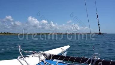 帆船游艇双体帆船在温暖的加勒比海的海浪上航行。 帆船。 航行。 墨西哥坎昆。 夏日晴天